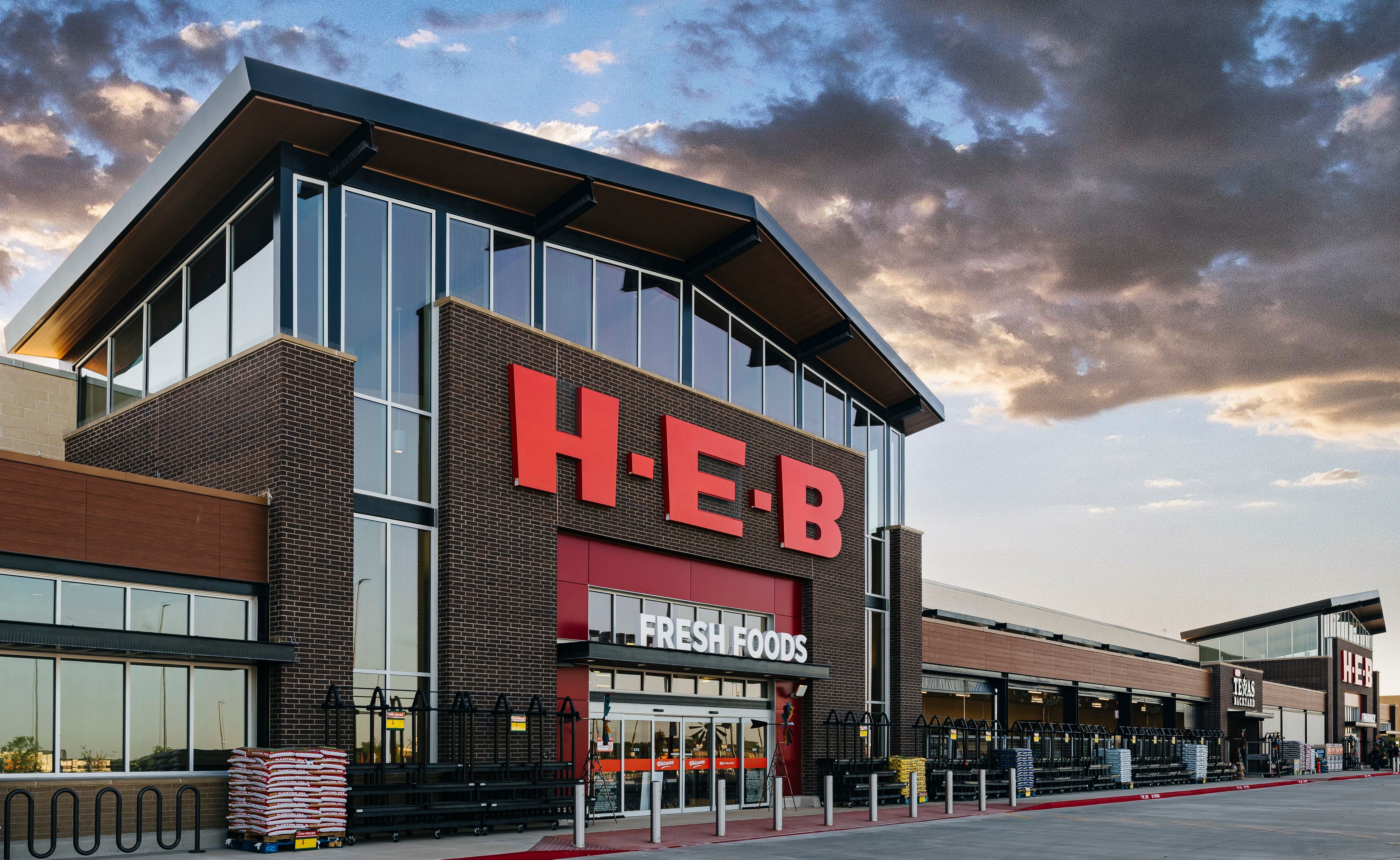 Exterior of the existing H-E-B Mansfield store