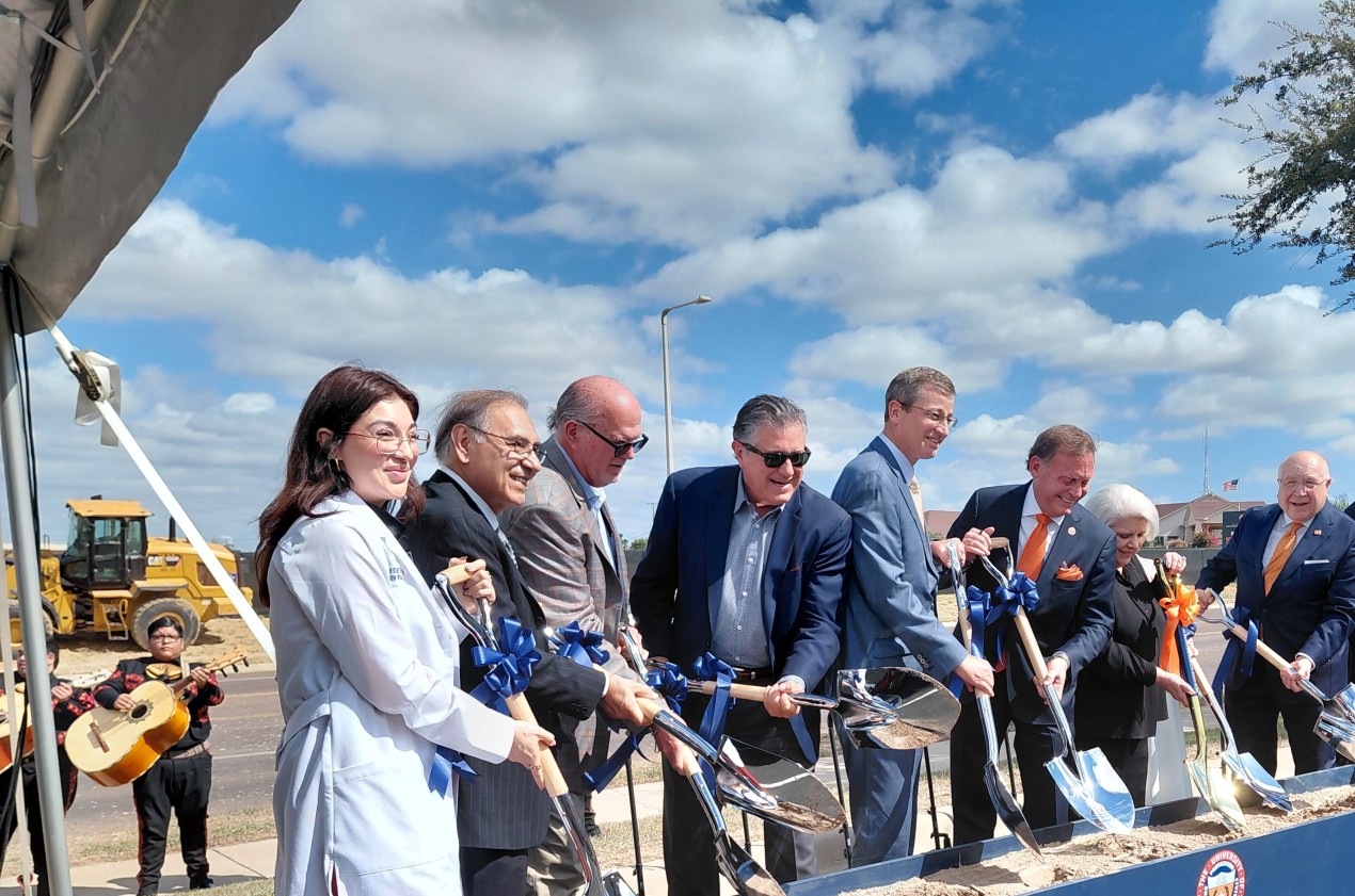 UT leaders and local representatives at the Laredo groundbreaking
