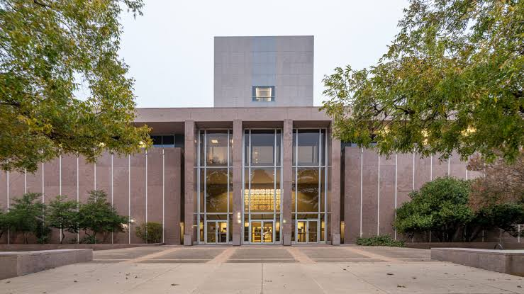 Publisher-supplied building photograph.