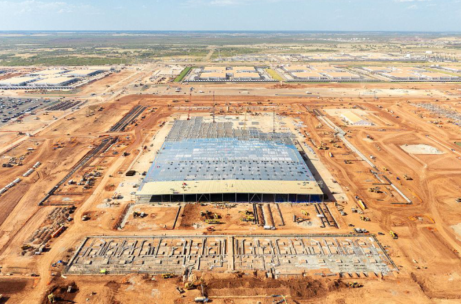 Building structure and surrounding construction